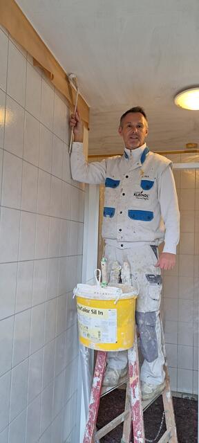 Gerhard Pils, hauptberuflicher Maler, hat dem öffentlichen WC kurzerhand einen neuen Anstrich verpasst.  | Foto: Pils