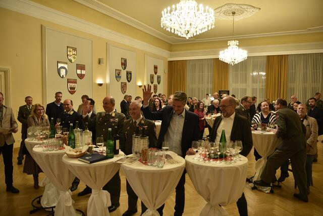 Es wurde ersteigert ... Die Bieter wetteifern um das begehrte Weinpaket.  | Foto: Bundesheer / Sarah Polak