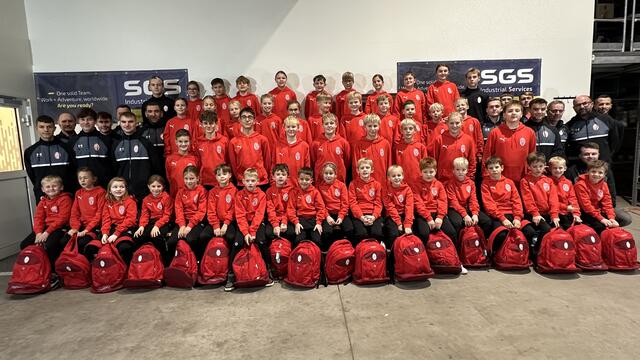 Für die Nachwuchsspieler der Union Dorf an der Pram gab's neue Hoodies mit Vereinslogo. | Foto: Union Dorf/Pram