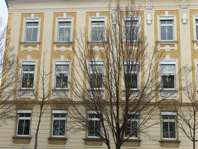 In der Adventzeit wird an der Polytechnischen Schule in Wels täglich ein anderes, kunstvoll gestaltetes Fenster beleuchtet. | Foto: Polytechnische Schule Wels