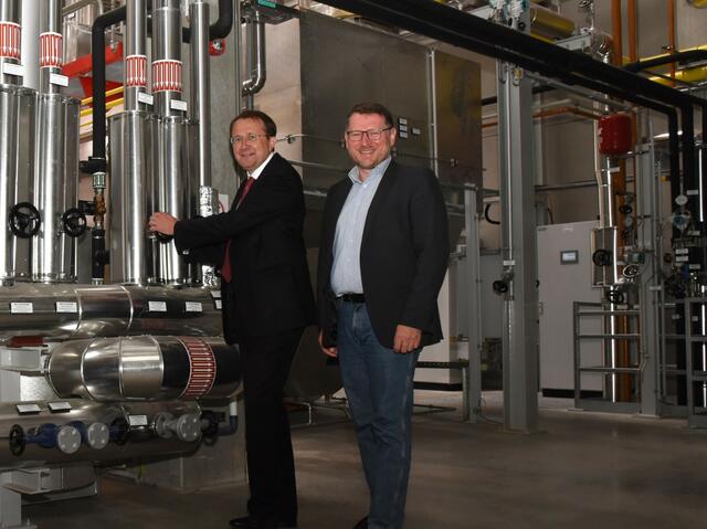 Bürgermeister Matthias Stadler und Franz Gruber von der städtischen Klimakoordinationsstelle wollen Alternativen zur derzeit gasbetriebenen Fernwärme aus Dürnrohr. | Foto:  Vorlaufer