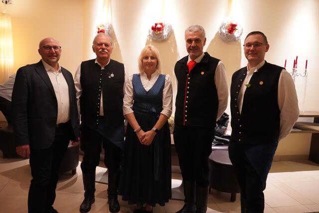 Mit dem Volkstanz verbunden: Golser Amtmann Dieter Horvath, vom Burgenländischen Volkstanzverband Paul Haider, Dagmar Wessely, Wolfgang Neugebauer und Obmann Matthias Beck | Foto: Andrea Glatzer
