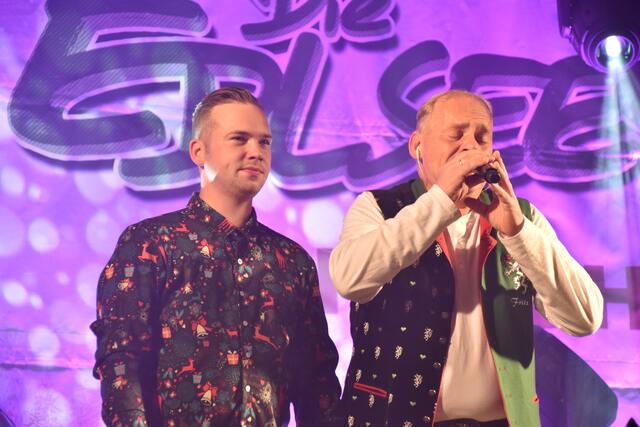 Nico und Fritz Kristoferitsch sangen gemeinsam das Lied "Vota". | Foto: Michael Strini