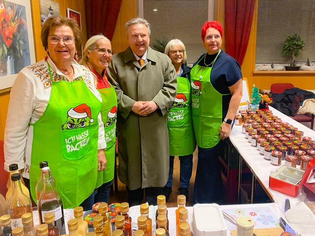 Wiens Bürgermeister ist immer wieder von den Produkten der Damen angetan.
Diese bedanken sich auch herzlich für die Spende.  | Foto: FFG d. KGV Floridsdorf