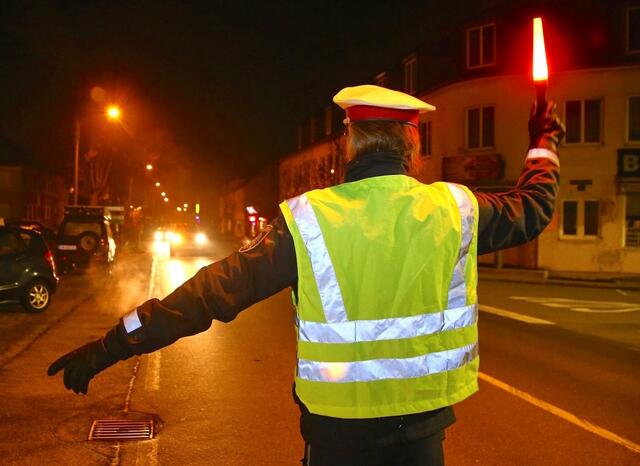 Gegen Alkohol am Steuer: Ein besonderer Schwerpunkt liegt auf Verkehrskontrollen rund um die Adventsmärkte. | Foto: Helmut Klein (Archiv)