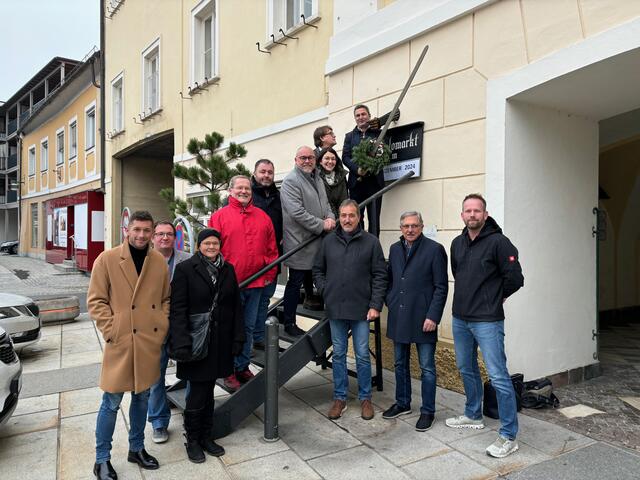 Tradition: Mit dem Anbringen der "Freyung" am Rathaus vor zwei Wochen haben die Vertreter der Stadtgemeinde bereits auf den Nikolomarkt aufmerksam gemacht – jetzt ist es soweit: am Sonntag, 1., und Montag, 2. Dezember. | Foto: MeinBezirk.at