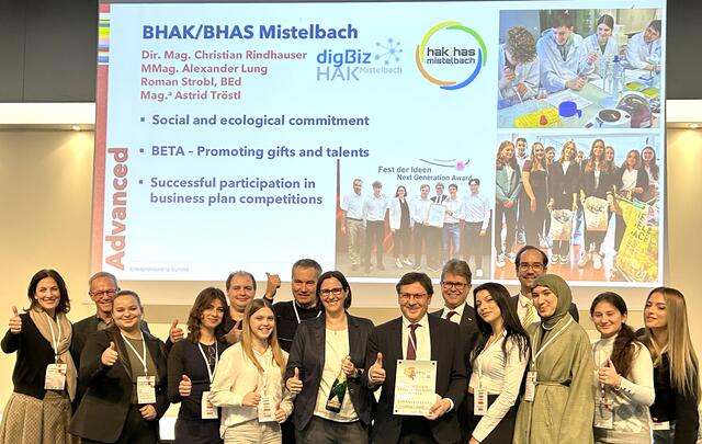 Nina Brenner, Alexander Lung, Roman Strobl, Werner Bossniak, Astrid Tröstl, Christian Rindhauser, Martin Polaschek, Markus Schebella und Schülerinnen der 4AK | Foto: HAK/HAS Mistelbach