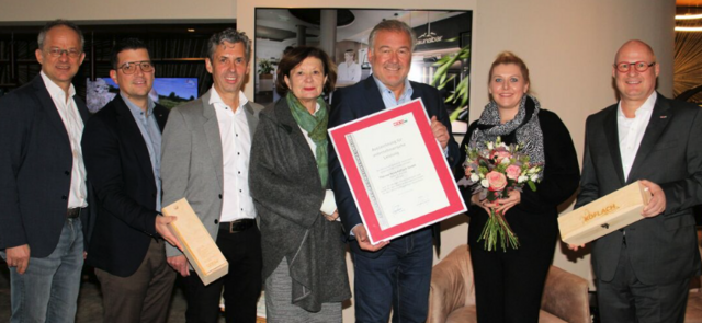 Günther Riedenbauer und Stefanie Langer erhielten von der Wirtschaftskammer eine Ehrenurkunde. | Foto: Cescutti