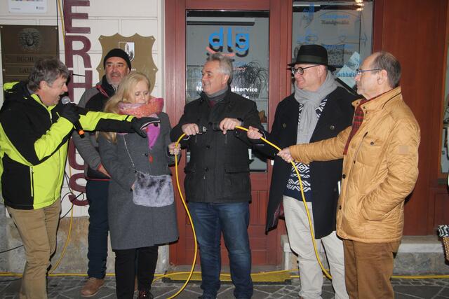 Bürgermeister Ino Reisinger durfte das erste Mal in seiner Amtszeit die Weizer Weihnachtsbeleuchtung zum Erstrahlen bringen. | Foto: MeinBezirk/Hofmüller