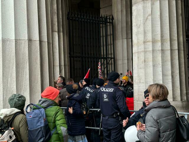 Beim Ein- und Ausgang zum Heldenplatz kam es zu dichtem Gedränge. | Foto: Ronja Reidinger/MeinBezirk