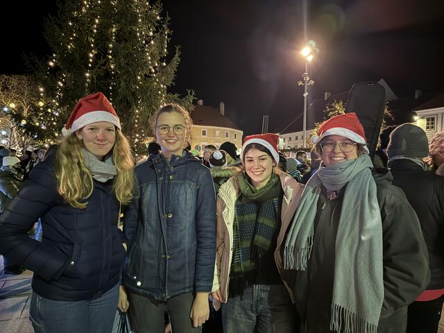 Patrizia Perzl, Karoline Wimmer, Laila Makhlouf und Sofia Gronegger hatten eine tolle Zeit am Adventmarkt. | Foto: Bettina Korotvicka