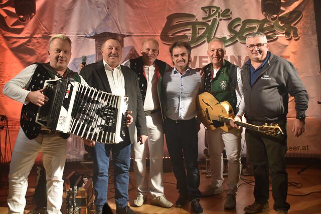 "Edlseer-Weihnacht" in Riedlingsdorf: Andreas "Andi" Doppelhofer, Bürgermeister Wilfried Bruckner, Fritz Kristoferitsch, Vizebürgermeister Dietmar Zapfel, Manfred Maier und KURI-Obmann Dietmar "Didi" Ringbauer | Foto: Michael Strini