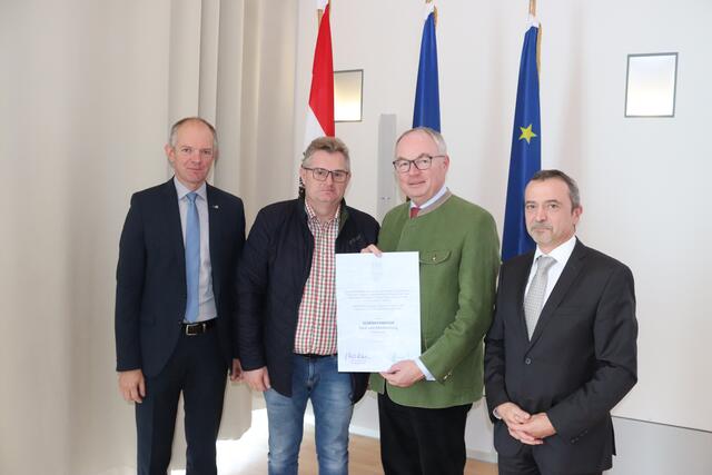 Ehrung für die 60-jährige Betreuung einer hydrographischen Messstelle: Martin Angelmaier (Abteilungsleiter Wasserwirtschaft), Herr Manfred Schenkermayer, LH-Stv. Stephan Pernkopf, Franz Higer (Referatsleiter Hydrographie) | Foto: Land NÖ