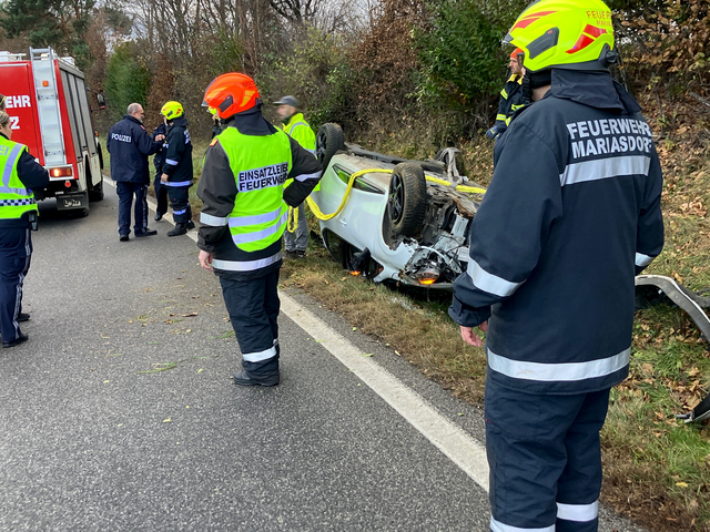 Aus unbekannter Ursache kam ein Pkw von der Fahrbahn ab und überschlug sich.  | Foto: FF Mariasdorf