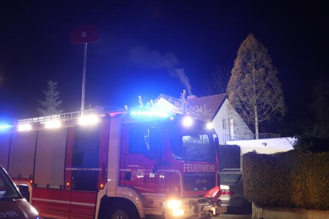 Ein Kaminbrand bei einem Haus in Wels-Pernau sorgte für einen nächtlichen Einsatz der Feuerwehr sowie eines Rauchfangkehrers. | Foto: laumat.at/Matthias Lauber