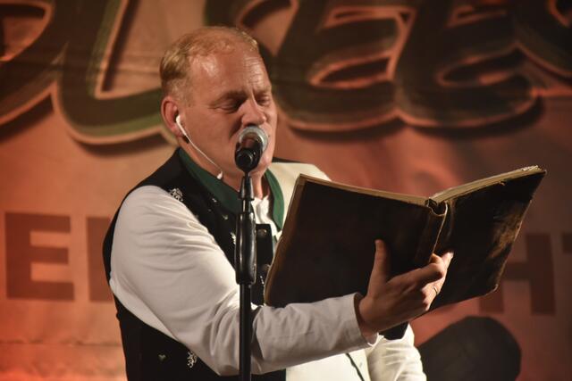 Fritz las auch besinnliche Gedichte zur Adventzeit. | Foto: Michael Strini