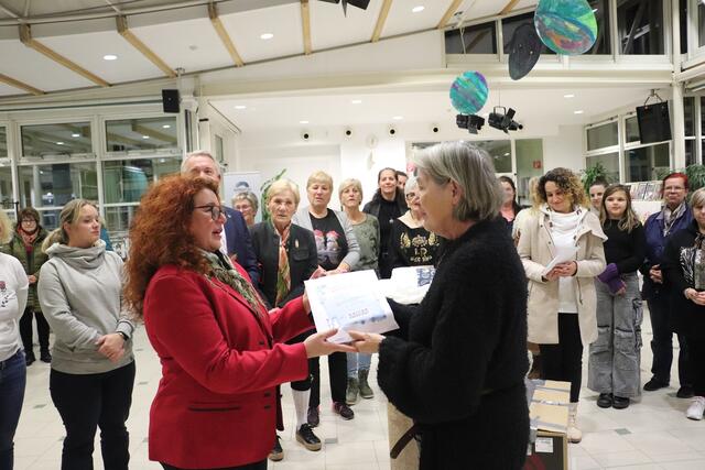 Brigitte Haas (re) übergibt an GR Sandra Goldberg im Beisein der Aussteller die Spende für eine notleidende Familie in Kalsdorf. | Foto: Edith Ertl