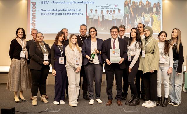 Nina Brenner, Alexander Lung, Roman Strobl, Werner Bossniak, Astrid Tröstl, Christian Rindhauser, Martin Polaschek, Markus Schebella und Schülerinnen der 4AK | Foto: Foto zur Verfügung gestellt von IFTE