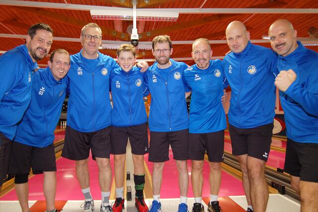 Herbstmeister KSK Klagenfurt-Magdalensberg
Von links: Mannschaftskapitän Daniel Waldhauser, Günter Snieder jun., Werner Rössler, Rafael Waldhauser, Martin Oberrauner, Dominik Konec, Andrej Lahovec und Roman Leitner
