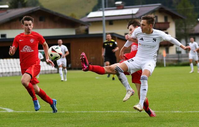 Flachau‘s Innenverteidigung mit vollem Einsatz gegen Hollersbach | Foto: Fussball-Impressionen vom Salzburger Unterhaus