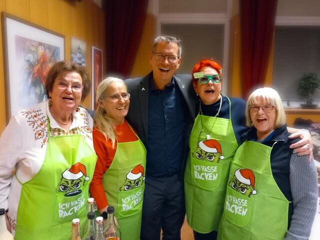 Auch der Herr Bezirksvorsteher Georg Papai ist schon langjähriger Bewunderer der ehrenamtlich engagierten Damen   | Foto: FFG d. KGV Floridsdorf
