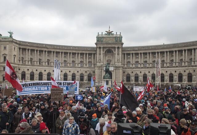 Nachdem die Polizei die geplante rechte Demo samt Marsch über den Ring untersagt hatte, versammelten sich hunderte Teilnehmende am Heldenplatz. | Foto: ALEX HALADA / APA / picturedesk.com