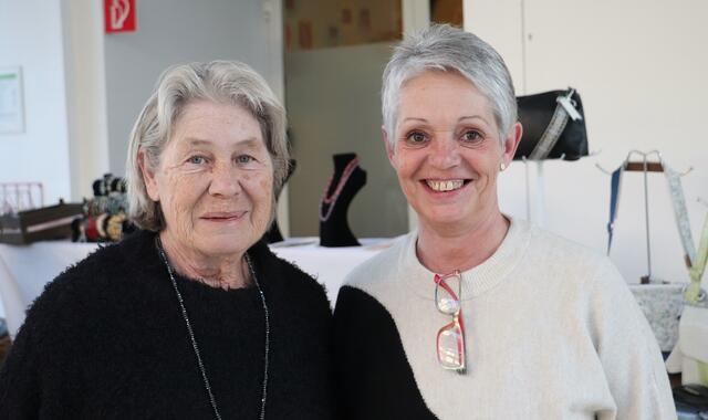 Was im Vorjahr mit fünf Ausstellern in Kalsdorf begann, wurde heuer mit 18 Ausstellern zu einem qualitätvollen Gang durch weihnachtliche Handwerkskunst und Kunsthandwerk. Brigitte Haas von der Fischerrunde Sauerbrunn (li)  und Anita Leitsberger organisierten die Weihnachtsausstellung mit Hilfe der Kalsdorfer Ausschüsse Kultur und Vereine  | Foto: Edith Ertl