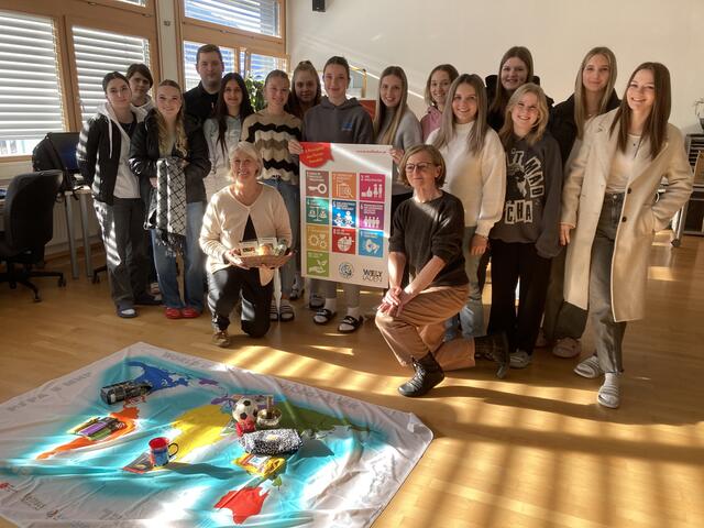 Projektgruppe 3 FSB der HLW Spittal (Abschlussklasse der Fachschule für Sozialberufe mit dem Weltladenteam Spittal | Foto: (C) HLW Spittal/Drau, Reiner