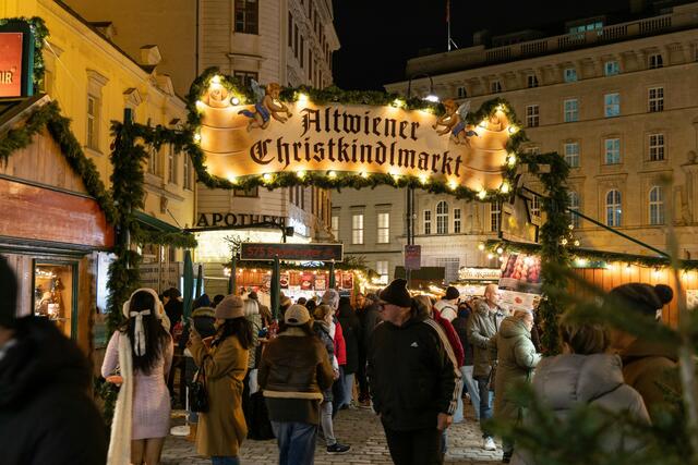 Bis 23. Dezember lädt der "Altwiener Christkindlmarkt" auf der Freyung zu einem Besuch ein. | Foto: René Brunhölzl/MeinBezirk