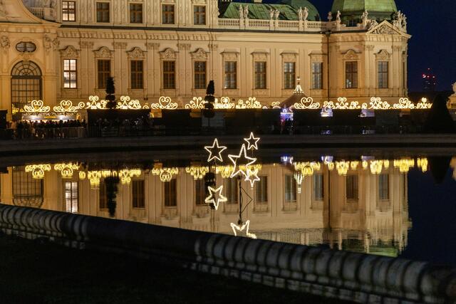 Auch der Teich funkelt im weihnachtlichen Licht. | Foto: René Brunhölzl/MeinBezirk