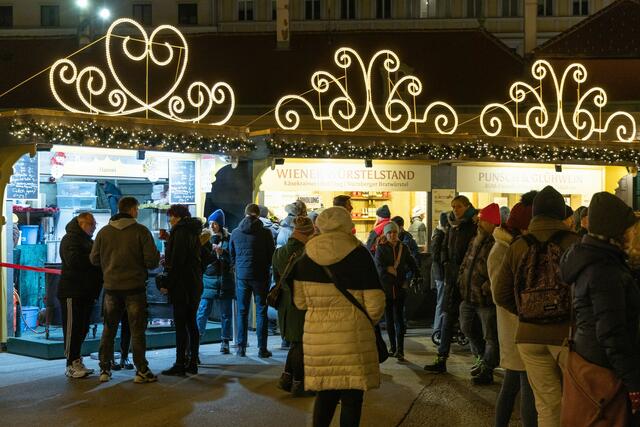 Das Weihnachtsdorf Schloss Belvedere bietet allerlei Schmankerl und Kunsthandwerk. | Foto: René Brunhölzl/MeinBezirk