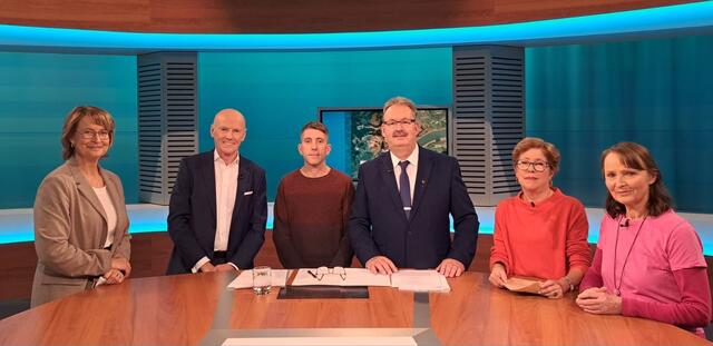 von rechts: Rosi Zwettler, Margit Menschhoren (zwei Gartenpächterinnen), Hannes Winkler (Obmann des NÖ Kleingartenverbandes), Andreas Fuchs (Obmann des neuen Kleingartenvereines Ozean), Peter Resetarits, | Foto: privat/zVg