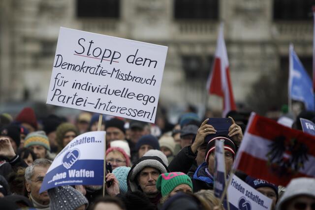 Rund 1.000 Personen demonstrierten am ersten Einkaufssamstag in der Wiener Innenstadt.  | Foto: ALEX HALADA / APA / picturedesk.com