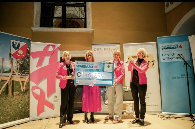 Bgm. Elke Halbwirth, Anneliese Strohmeier und Claudia Krasser übergaben den Spendenscheck an die Pink Ribbon Aktion der steirischen Krebshilfe.  | Foto: Sandra Skamletz