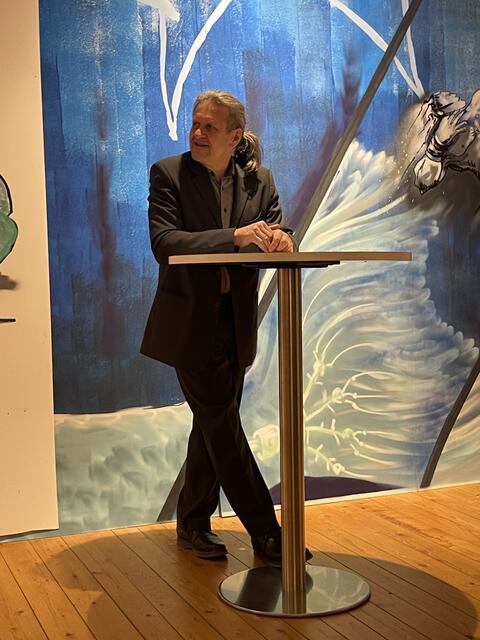 Josef Brescher – Künstlerischer Leiter KUNSTHAUS Burg Obernberg erzählt Wissenwertes über die Ausstellung | Foto: Josef Goldhofer