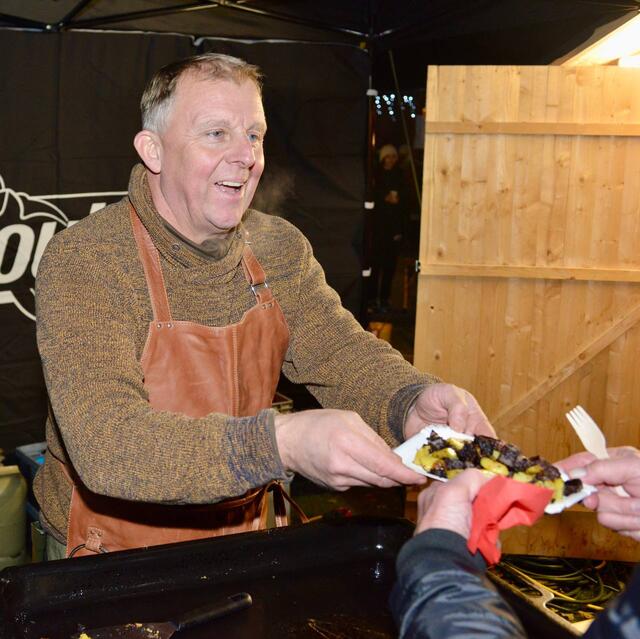 Auch Ex-SPÖ-Chef Horstl Karas teilte eifrig Schmankerln aus. | Foto: Sascha Trimmel