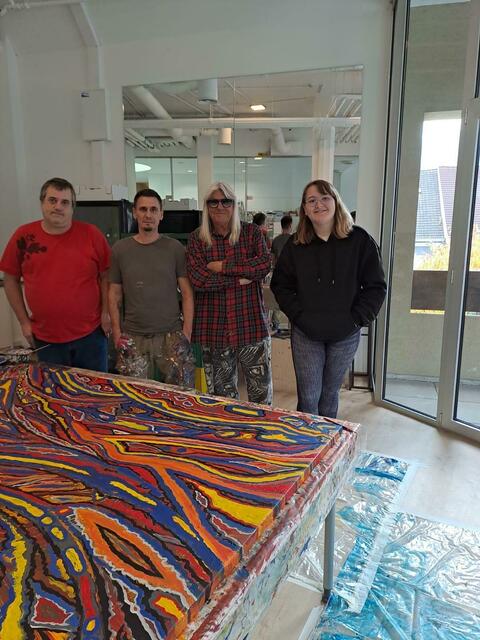 Harald Lukas, Florian Lercher, Frank Peter Hofbauer und Alina Eibisberger malten ein Kunstwerk für die Aktion "Licht ins Dunkel".  | Foto: Kuschain
