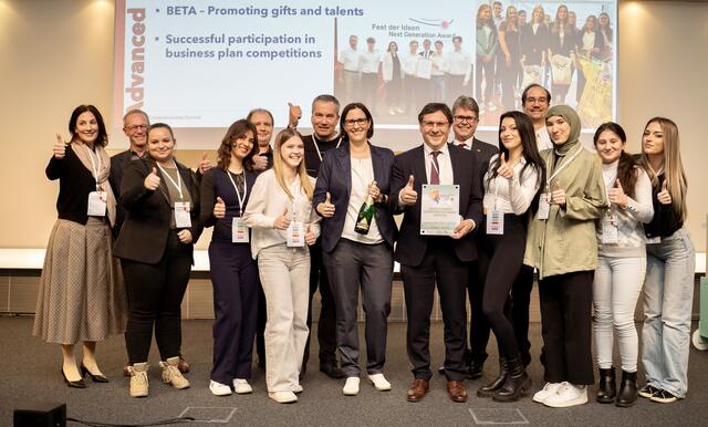 Nina Brenner, Alexander Lung, Roman Strobl, Werner Bossniak, Astrid Tröstl, Christian Rindhauser, Martin Polaschek, Markus Schebella und Schülerinnen der 4AK | Foto: Foto zur Verfügung gestellt von IFTE
