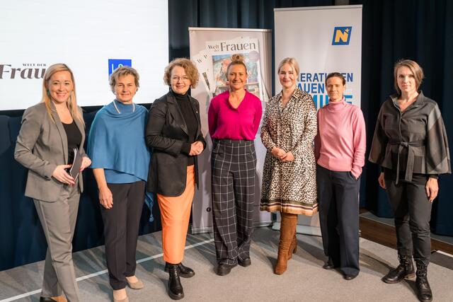 Chefredakteurin „Welt der Frauen“ Sabine Kronberger, Beirätin „Welt der Frauen“ Anna Rosenberger, Frauen-Landesrätin Christiane Teschl-Hofmeister, Kabarettistin Angelika Niedetzky, Geschäftsführerin „Welt der Frauen“ Christiane Feigl, Elisabeth Cinatl vom Verein wendepunkt und Soziologin beim ÖIF Eva-Maria Schmidt. | Foto: Marschik