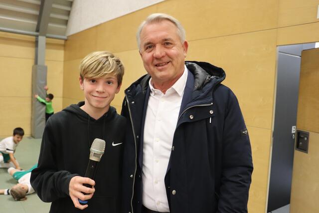 Paolo Farics (12) vom SC Kalsdorf moderierte wie ein Profi die Turniere - im Bild mit Bgm. Manfred Komericky | Foto: Edith Ertl