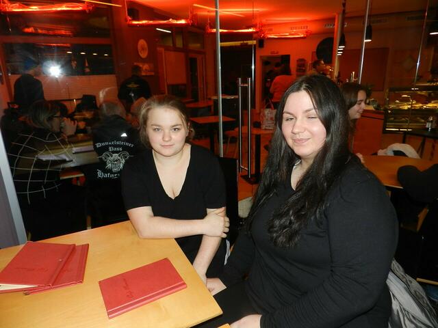 Emilie Kunz und Delia Edelbacher freuen sich auf den Krampuslauf | Foto: Heribert Punz