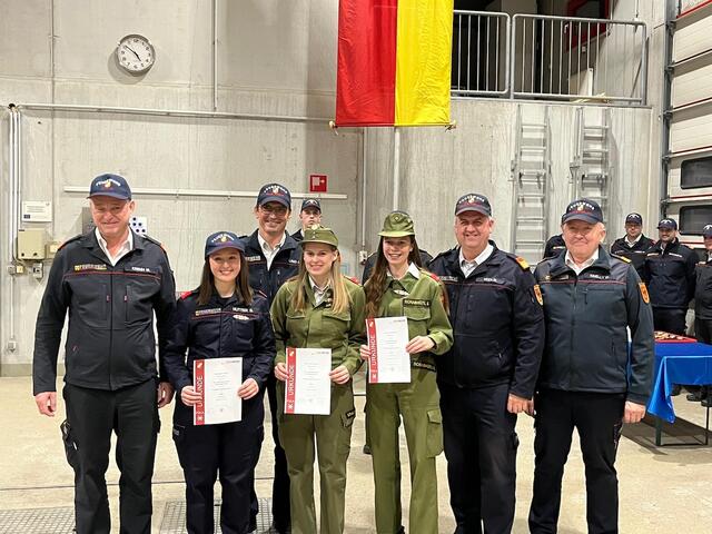 In der Silber-Kategorie holte sich Sarah Schabhütl (3. von rechts) den ersten Platz vor Julia Krammer (4. von links). | Foto: Bezirksfeuerwehrkommando Güssing