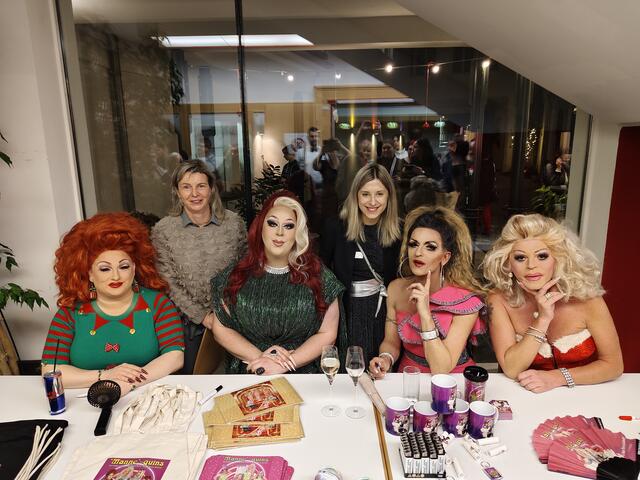 Sabrina Steiner (3.v.r.), künstlerische Leiterin, und ihre Assistentin Elke Hodosi durften sich gemeinsam mit den "Manne"-quins über ein grandioses Publikum freuen.