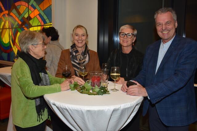 "Jingle Bells – Die unheiligen drei Könige" waren in Waldhausen zu Gast. Veranstalter Kulturverein Waldhausen mit Obfrau Magdalena Eder. | Foto: Robert Zinterhof