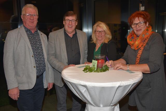 "Jingle Bells – Die unheiligen drei Könige" waren in Waldhausen zu Gast. Veranstalter Kulturverein Waldhausen mit Obfrau Magdalena Eder. | Foto: Robert Zinterhof
