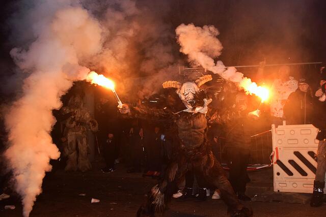 Zehn Gastgruppen aus Tirol und Kärnten zeigten eine beeindruckende Krampus-Show. | Foto: zeitungsfoto.at