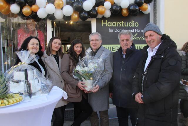 Die Mutter der Unternehmerin, Nuna Muratovic, Schwester Azra Vathi, Friseurmeisterin Amila Muratovic, Bürgermeister Martin Kulmer, Gemeinderat Dietmar Wadl und Sabrija Muratovic, Vater der Geschäftsinhaberin | Foto: Peter Pugganig