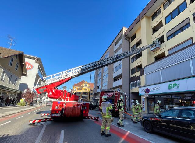 Mittels Drehleiter gelangen die Feuerwehrleute in die betroffene Wohnung. | Foto: ZOOM.Tirol