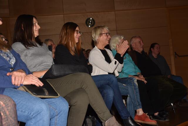 "Jingle Bells – Die unheiligen drei Könige" waren in Waldhausen zu Gast. Veranstalter Kulturverein Waldhausen mit Obfrau Magdalena Eder. | Foto: Robert Zinterhof