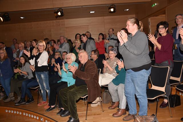 "Jingle Bells – Die unheiligen drei Könige" waren in Waldhausen zu Gast. Veranstalter Kulturverein Waldhausen mit Obfrau Magdalena Eder. | Foto: Robert Zinterhof